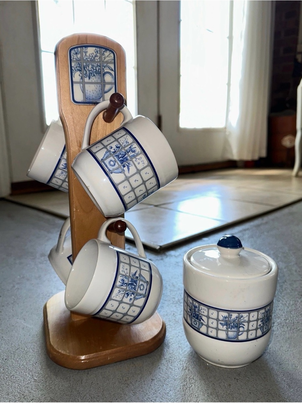 Vintage Pomerantz Stoneware Blue & White Mug Tree Set with 4 mugs and sugar jar